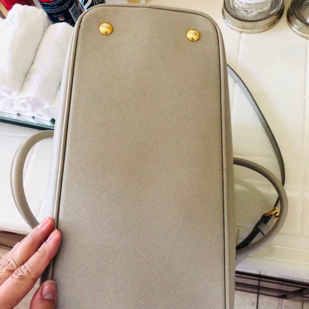 PRADA- Lux light grey BN1784 Single zip Saffiano - Picture 8 of 8